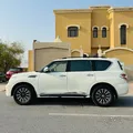 نيسان باترول بلاتينيوم 2010 - 7 مقاعد، دفع رباعي، بنزين، داخلية جلد، بسعر 33,000 ريال قطري